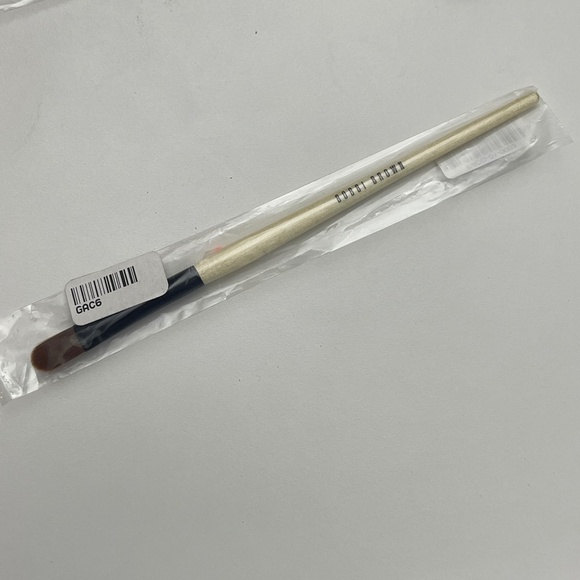 NEW Bobbi Brown Concealer Blending Brush Brand New MSRP $39 - Picture 2 of 3